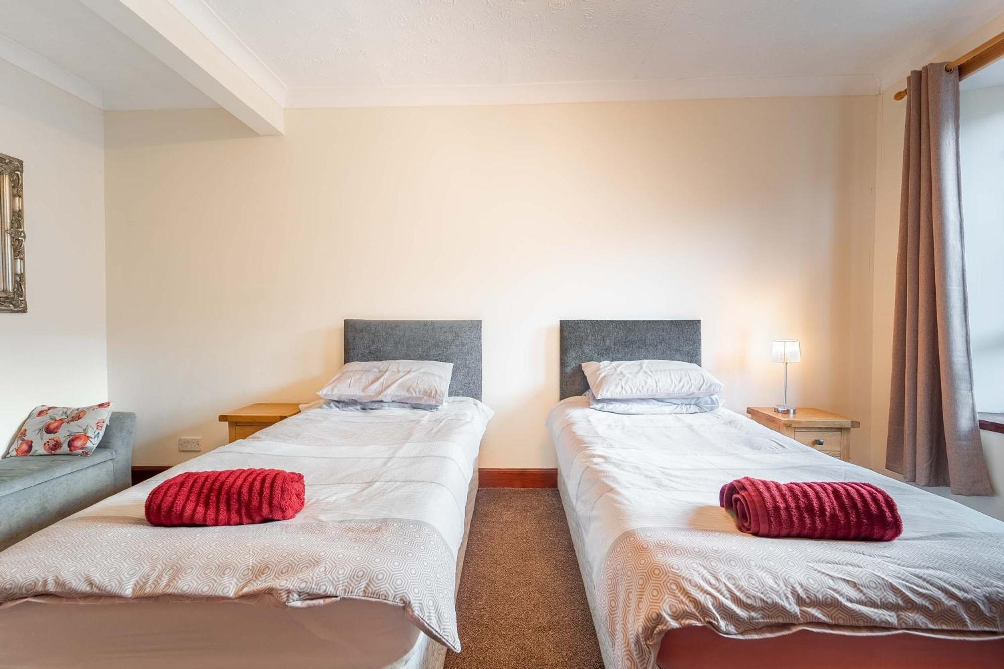 Prime Location Rooms In High Street Форт-Уильям Экстерьер фото
