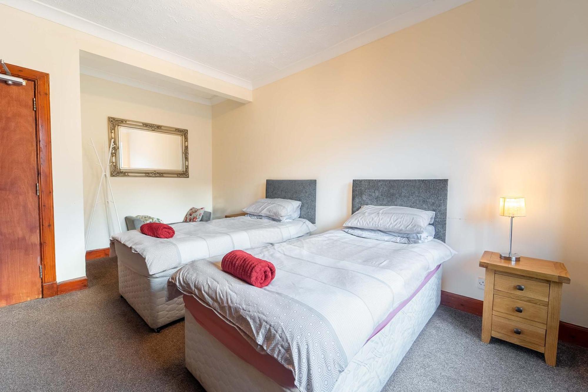 Prime Location Rooms In High Street Форт-Уильям Экстерьер фото