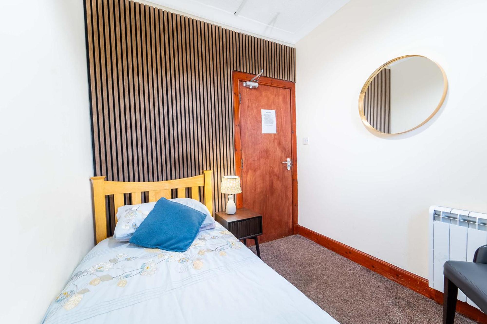 Prime Location Rooms In High Street Форт-Уильям Экстерьер фото