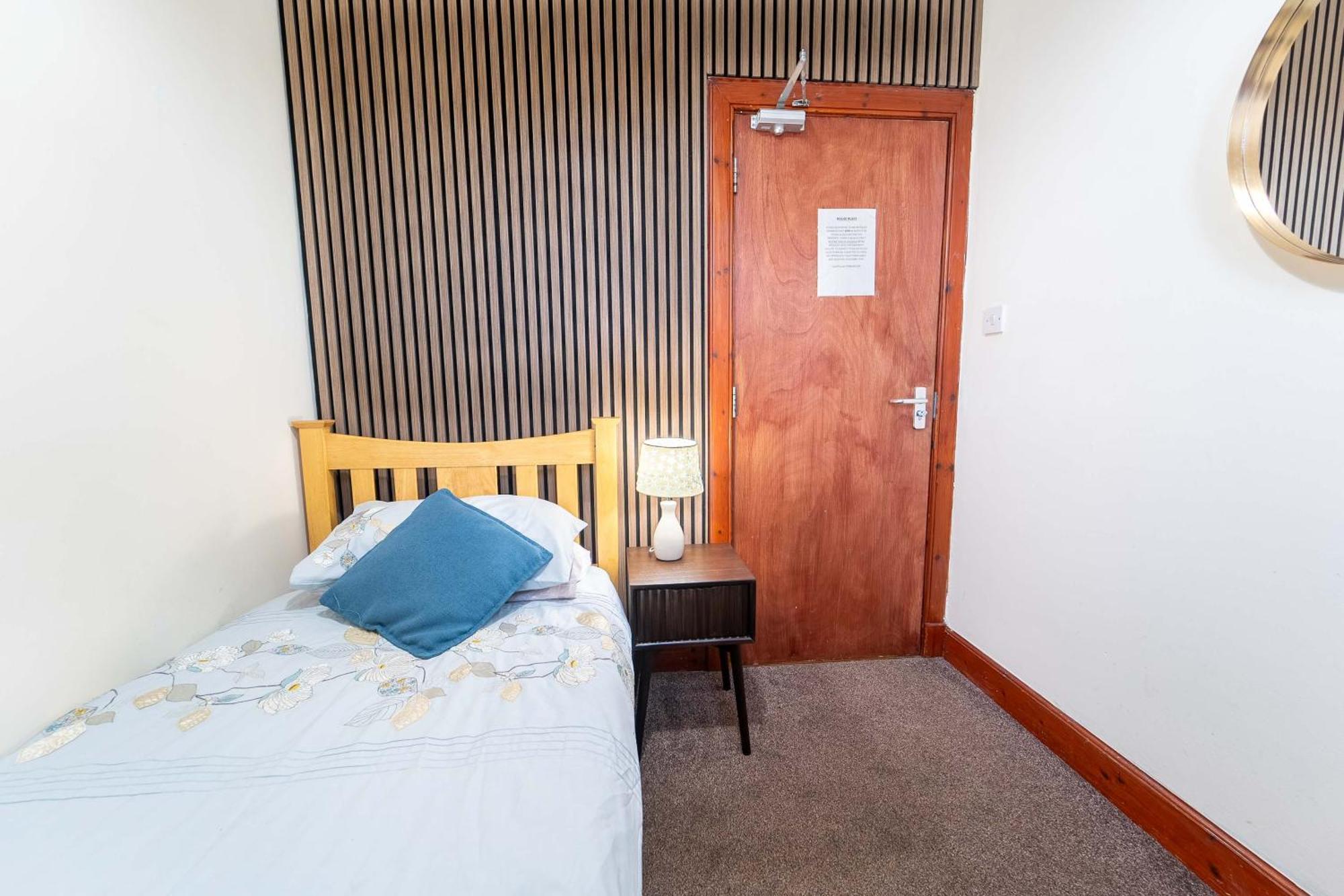 Prime Location Rooms In High Street Форт-Уильям Экстерьер фото